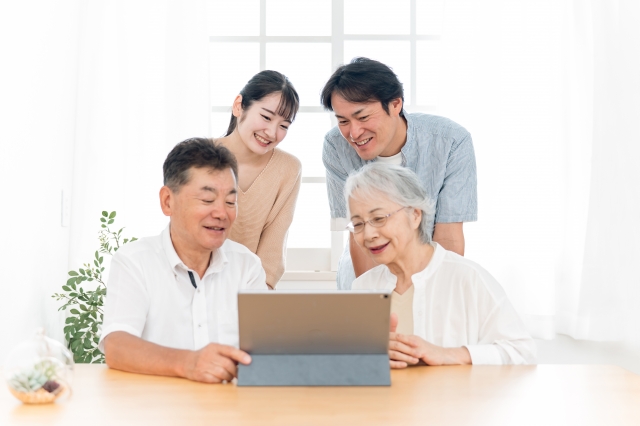 快適なスピードの回線でPCを楽しむ家族